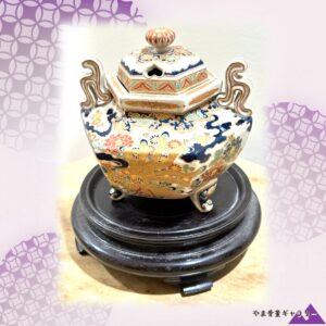 【藍と朱に菊が咲き満ちる】薩摩焼 錦光山 呉須藍 菊花文 六角香炉 金彩 木台付
