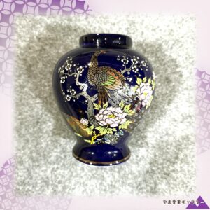 【瑠璃の宵にひらく孔雀の尾】コバルト金彩 孔雀牡丹文 花瓶