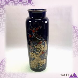 【紅梅の下にひらく金の尾】コバルト金彩 孔雀に梅文 花瓶