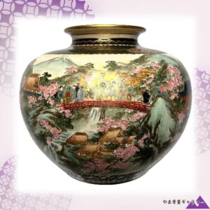 【胴いっぱいの花見どき】薩摩焼 色絵金彩 花見風景文 飾壷