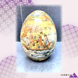 【花の下を舟が行く】薩摩 細密 人物文 卵形置物 金彩