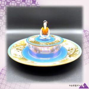 【真珠色の卓に座す人形】オールドノリタケ デコレディ ラスター彩 蓋物 大皿付 金彩花文