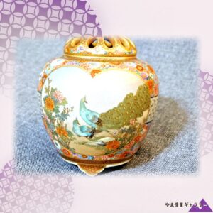 【掌におさまる孔雀の庭】薩摩焼 細密金彩 孔雀文 三足香炉 透かし蓋