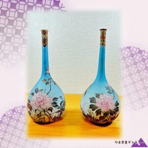 【霞色の地に咲く牡丹と小鳥】七宝 花鳥文 鶴首花瓶 ペア