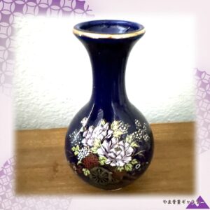 【野の花を積んで藍を渡る】コバルト金彩 花車文 一輪挿