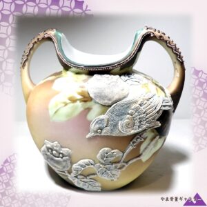 【白い小鳥が枝で羽を休める】オールドノリタケ 盛上 花鳥文 両耳花瓶 ビーディング