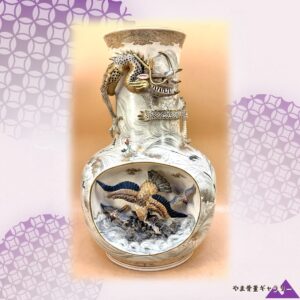 【龍が首に巻きつく】薩摩焼 高浮彫 龍 波濤鳥文 花瓶