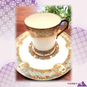 【口縁に咲きつめた小花の帯】京薩摩 菊詰 金彩 花蝶文 カップ&ソーサー