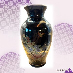 【夜の庭をよぎる金の蝶】黒地 色絵金彩 蝶花文 花瓶