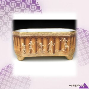 【白い浮彫が運ぶ古代の行列】オールドノリタケ 盛上 エジプト文 飾鉢 金彩