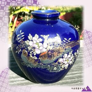 【指先ほどの藍にひらく春】コバルト 盛上 花鳥文 小花瓶 金彩