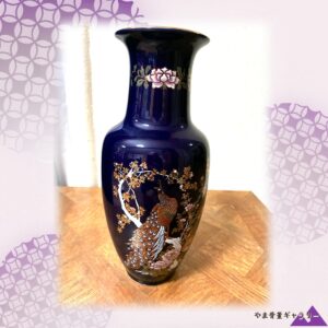 【藍を背に尾を立てる一羽】コバルト金彩 孔雀牡丹文 花瓶