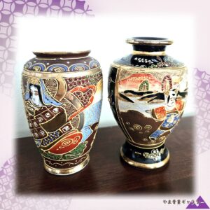 【盛上の甲冑に金がめぐる】薩摩焼 盛上 金彩 武者人物文 小花瓶 二点組