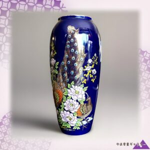 【尾羽が滝となって落ちる】コバルト金彩 孔雀文 花瓶 色絵