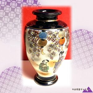 【藤棚に提灯がともる】薩摩焼 コバルト金彩 人物文 花瓶 盛上
