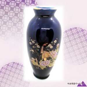 【藤色の牡丹に金の尾が触れる】コバルト金彩 孔雀牡丹文 花瓶