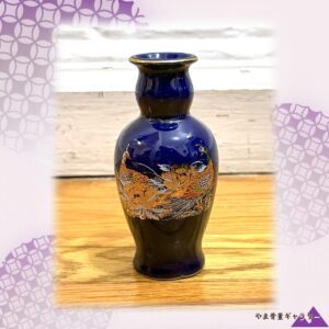 【金の尾羽が夜に伸びる】コバルト金彩 孔雀牡丹文 一輪挿