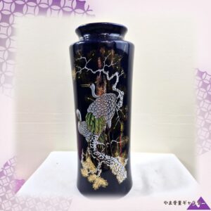【松の下で羽を休める二羽】コバルト金彩 松に鶴文 花瓶