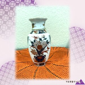 【白磁に射す朱と藍の光】伊万里様式 染錦 花器文 花瓶 金彩