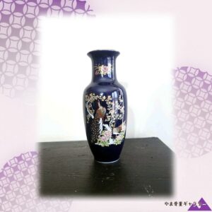 【瑠璃の肩にこぼれる花のひとむら】コバルト 色絵金彩 孔雀雉牡丹文 花瓶