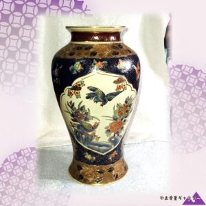 【白い窓を横切る青い鳥】薩摩 盛上金彩 花鳥文 花瓶