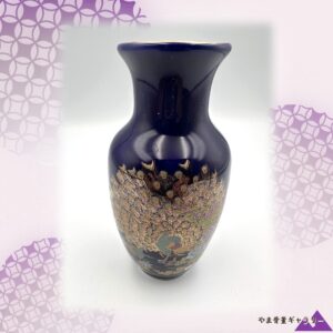 【掌の瑠璃にひらく金の尾】コバルト金彩 孔雀文 小花瓶