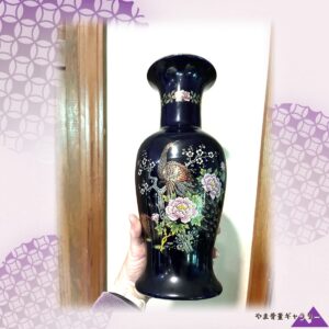 【三十センチの瑠璃に舞う尾羽】コバルト金彩 孔雀梅花文 花瓶
