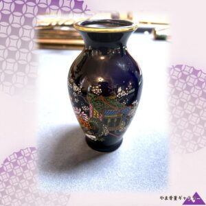 【牛車が花をかき分けて進む】コバルト金彩 御所車文 花瓶