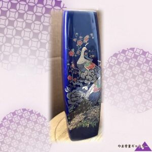 【縦に流れる銀の尾と藍】コバルト金彩 孔雀桜文 扁壺形花瓶