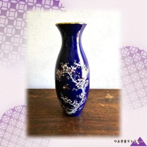 【瑠璃の夜に白梅がほころぶ】コバルト 白梅小禽文 花瓶 金彩