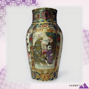 【金襴がともす宮廷の一日】薩摩焼 色絵金彩 人物文 牡丹文 花瓶