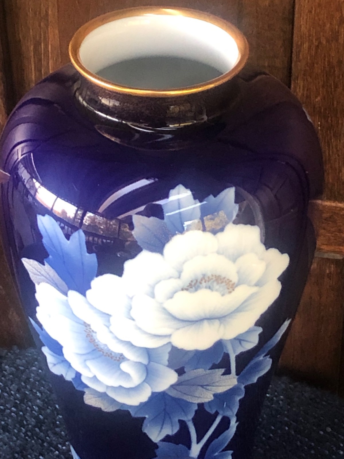 【瑠璃の闇にひらく白牡丹】瑠璃釉 白牡丹文 花瓶 金彩 - 画像 (2)