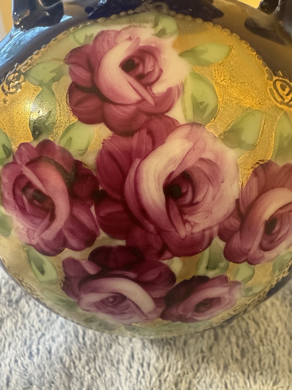 【金の地にほころぶ紅薔薇】オールドノリタケ ビーディング 薔薇文 三足花瓶 金彩 - 画像 (2)