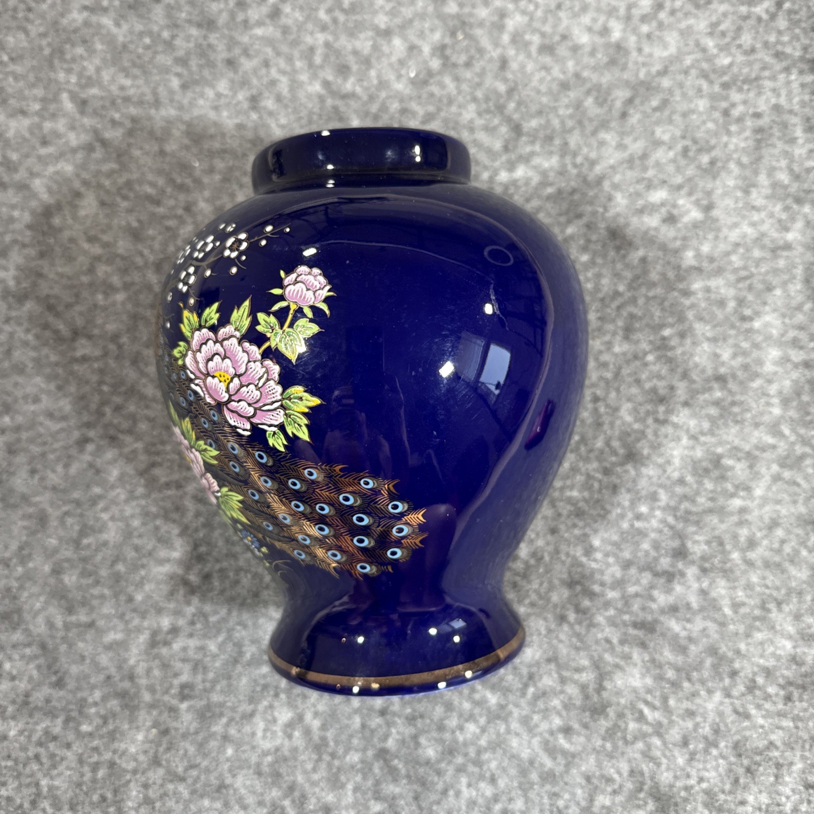 【瑠璃の宵にひらく孔雀の尾】コバルト金彩 孔雀牡丹文 花瓶 - 画像 (2)