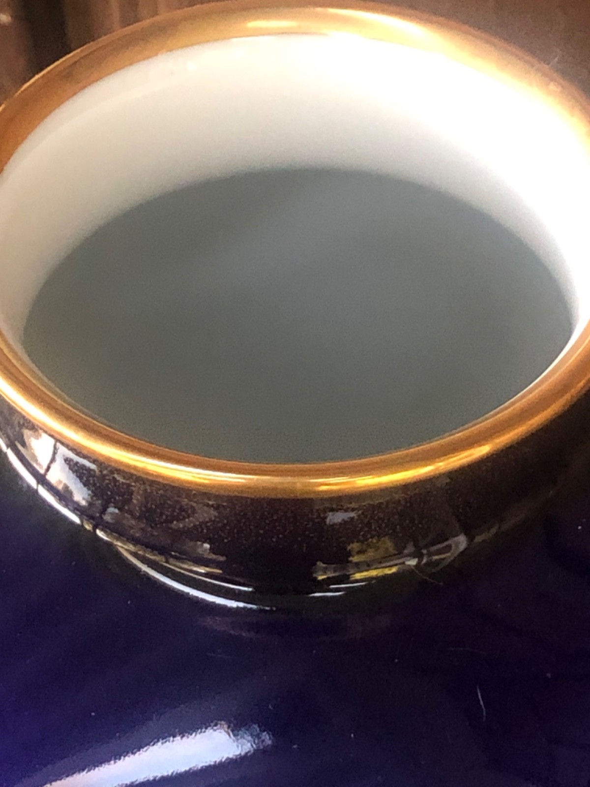 【瑠璃の闇にひらく白牡丹】瑠璃釉 白牡丹文 花瓶 金彩 - 画像 (3)