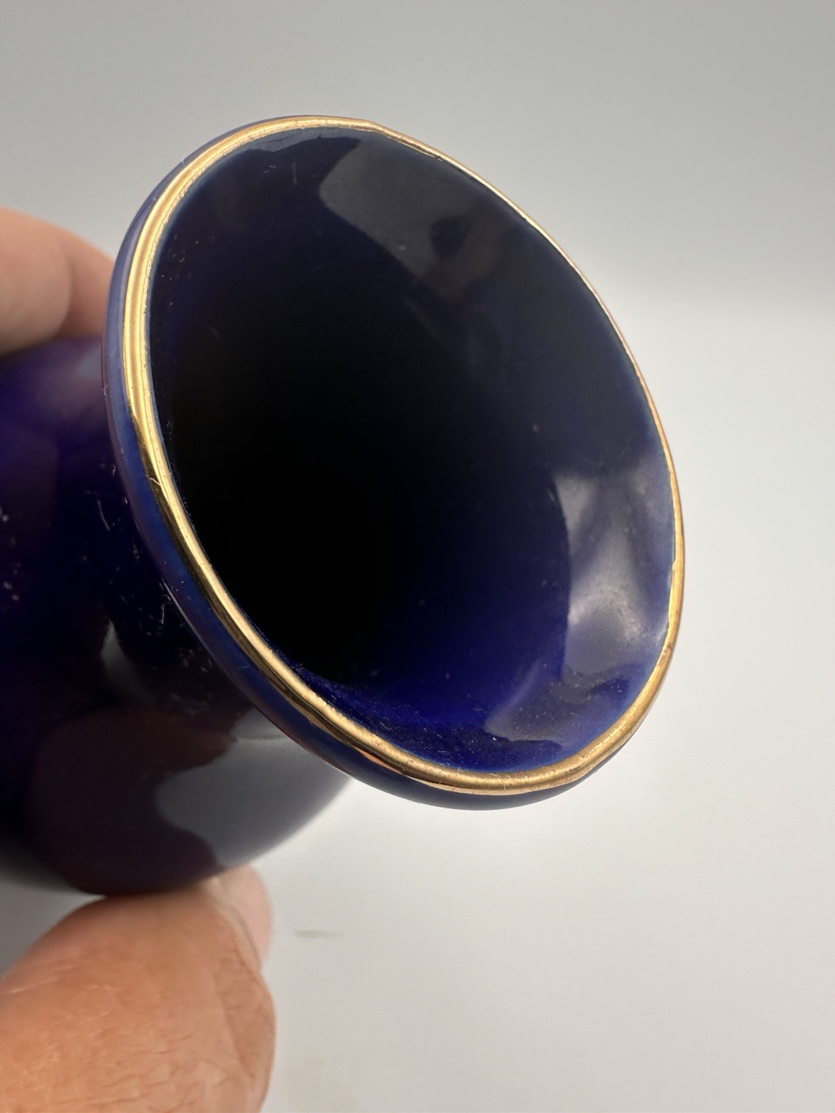 【掌の瑠璃にひらく金の尾】コバルト金彩 孔雀文 小花瓶 - 画像 (3)