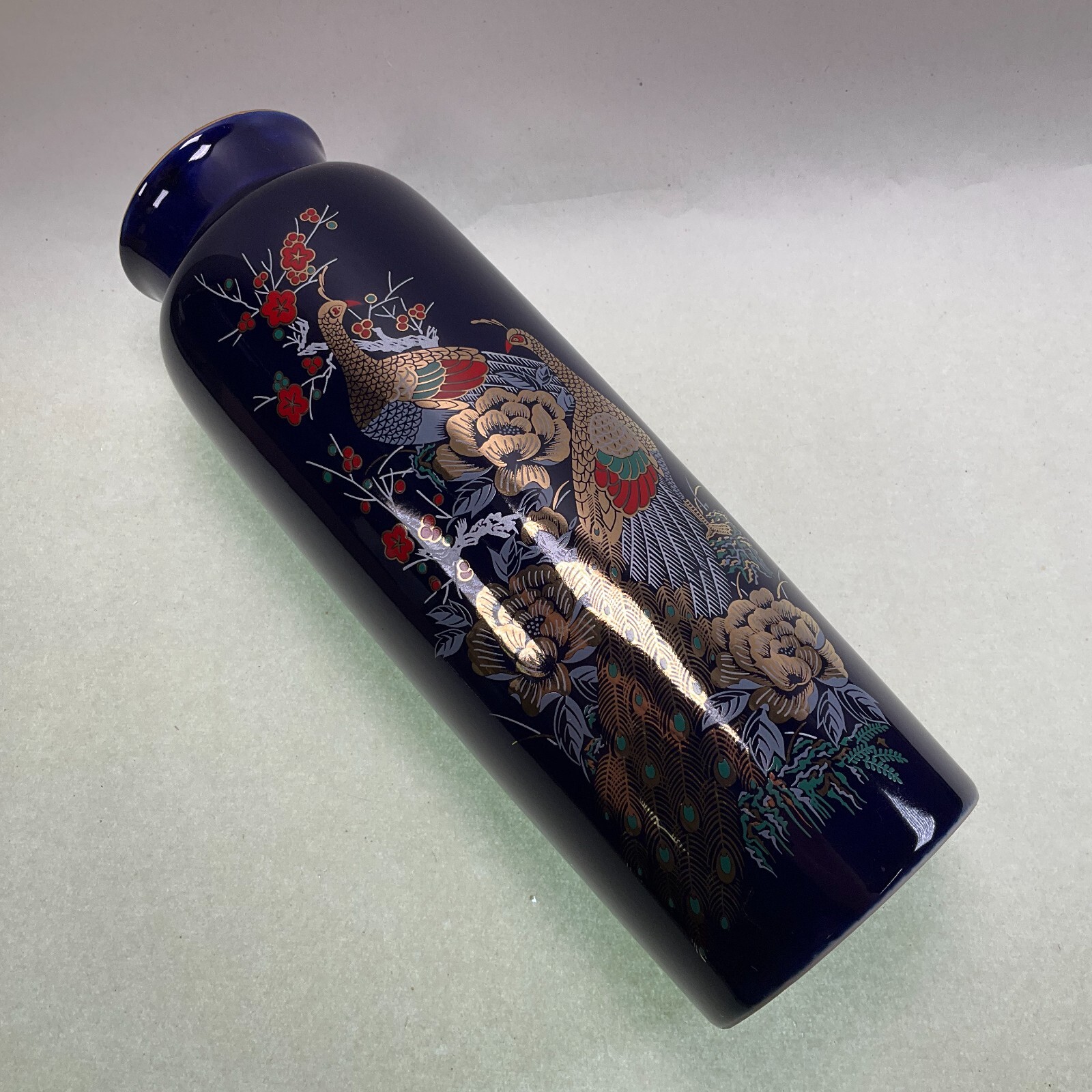【紅梅の下にひらく金の尾】コバルト金彩 孔雀に梅文 花瓶 - 画像 (3)