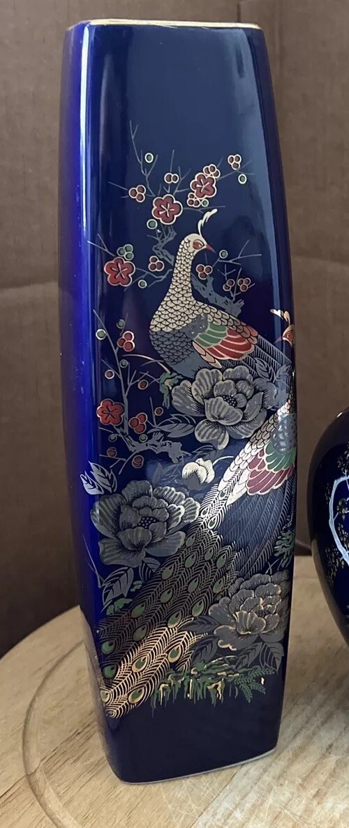 【縦に流れる銀の尾と藍】コバルト金彩 孔雀桜文 扁壺形花瓶 - 画像 (2)