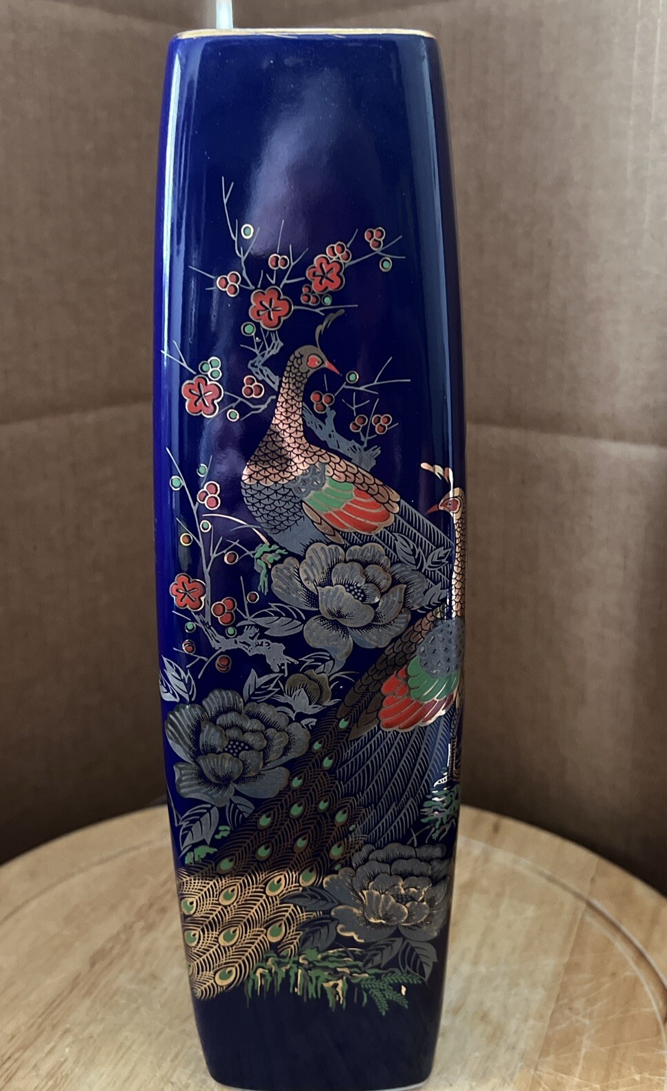【縦に流れる銀の尾と藍】コバルト金彩 孔雀桜文 扁壺形花瓶 - 画像 (3)