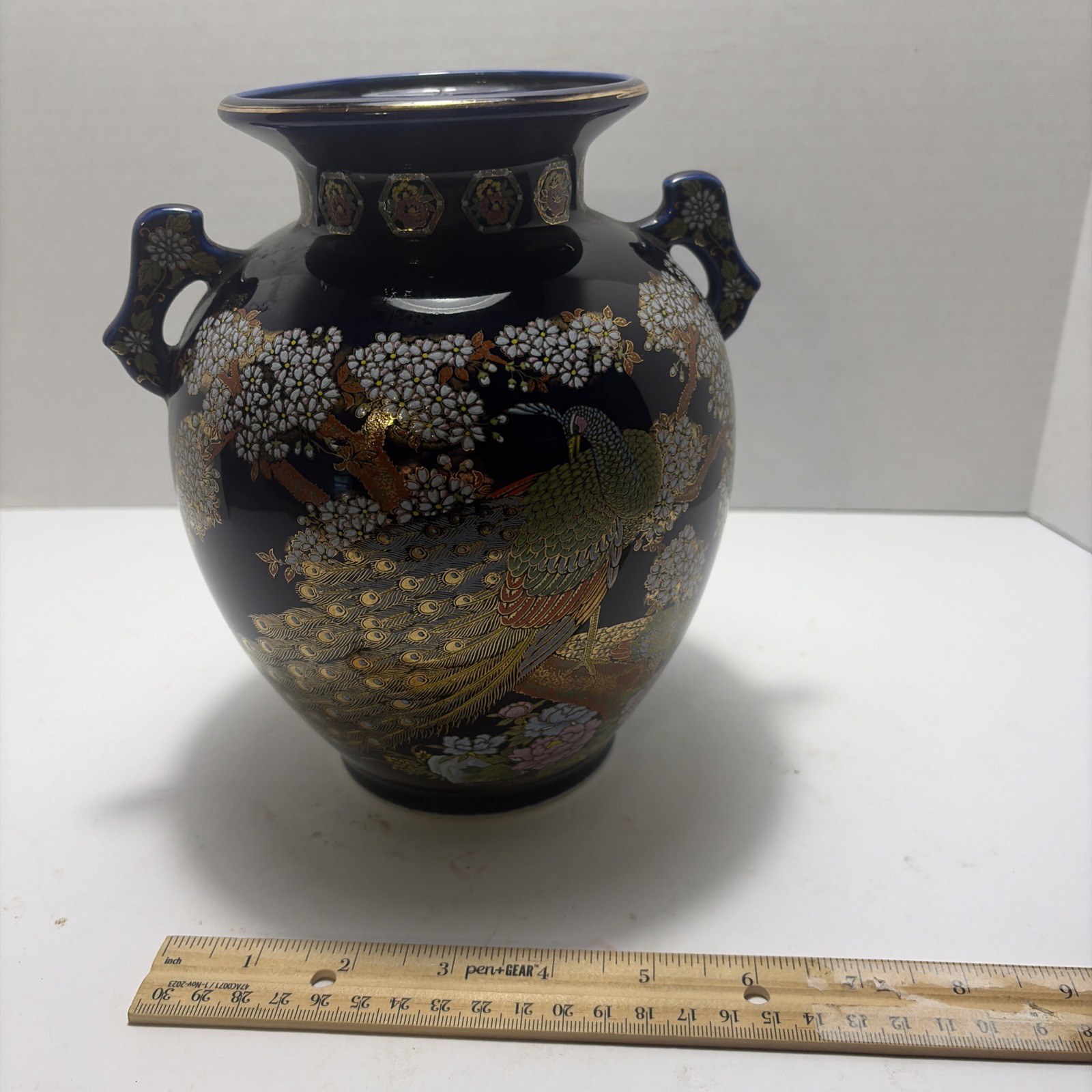 【孔雀の尾がひらく藍の面】コバルト金彩 孔雀桜文 花瓶 - 画像 (2)