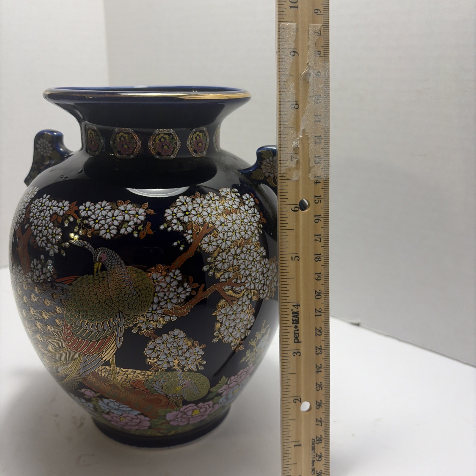 【孔雀の尾がひらく藍の面】コバルト金彩 孔雀桜文 花瓶 - 画像 (3)