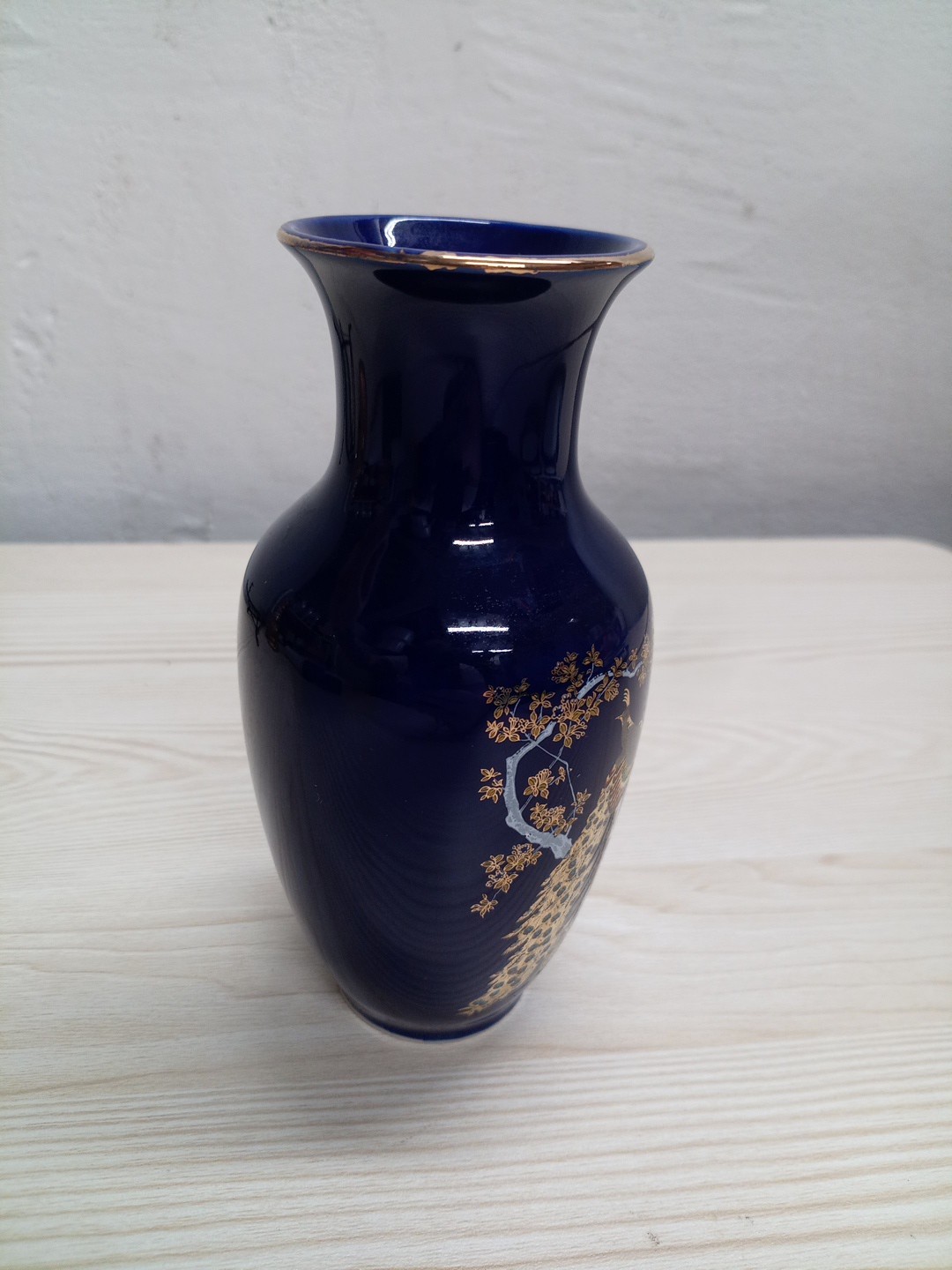 【夜の藍にひらく金の羽】コバルト金彩 孔雀牡丹文 花瓶 - 画像 (2)