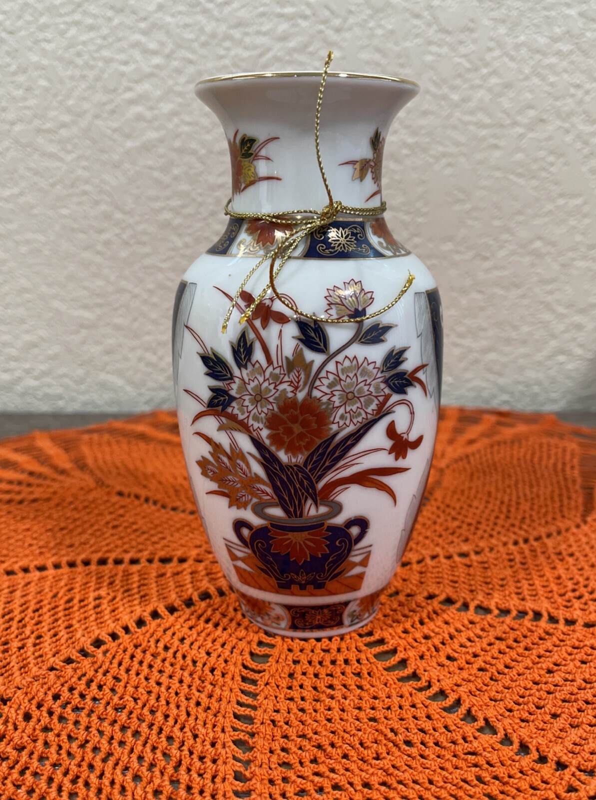 【白磁に射す朱と藍の光】伊万里様式 染錦 花器文 花瓶 金彩 - 画像 (3)