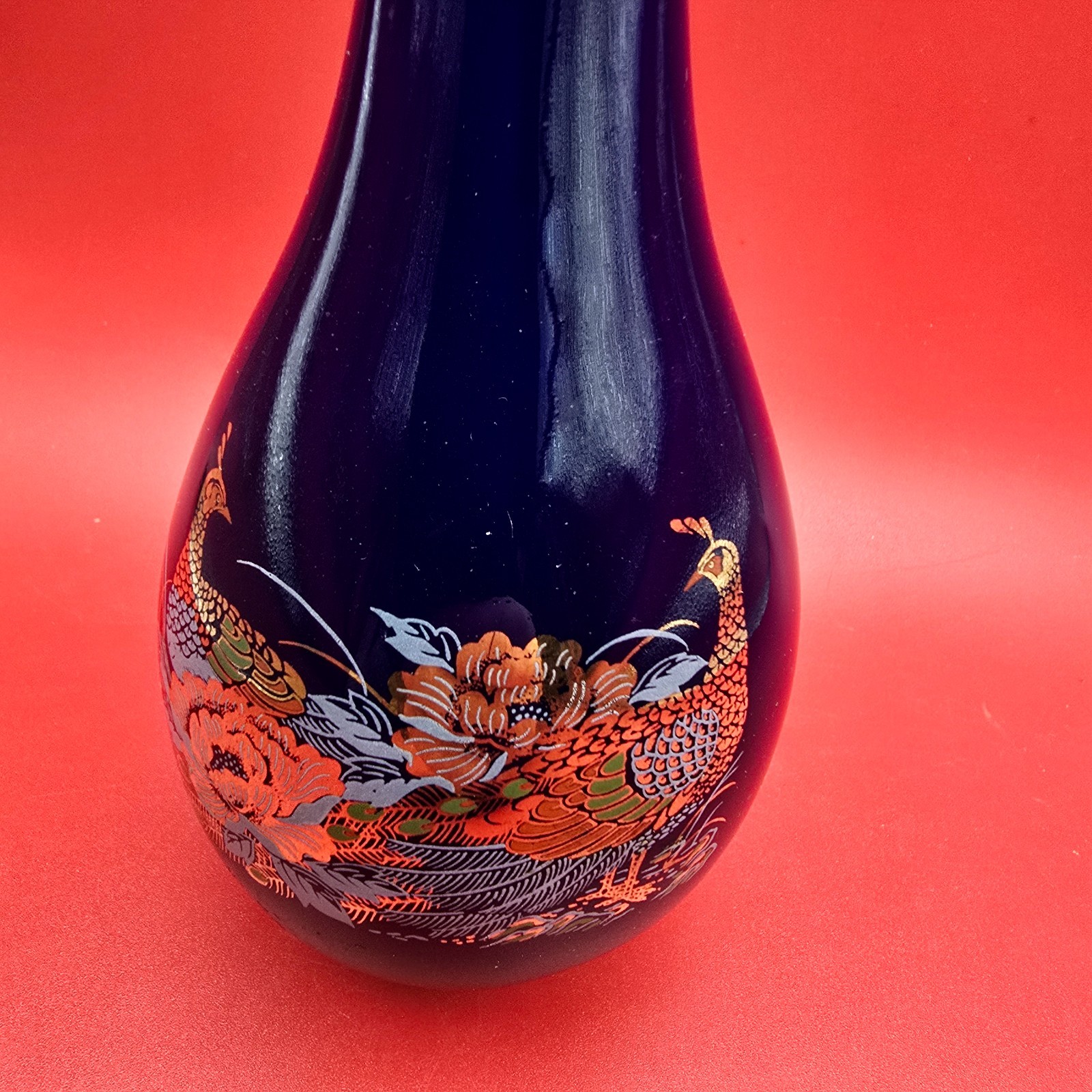 【細首を駆けのぼる錦の尾】コバルト金彩 花鳥文 細首花瓶 - 画像 (2)