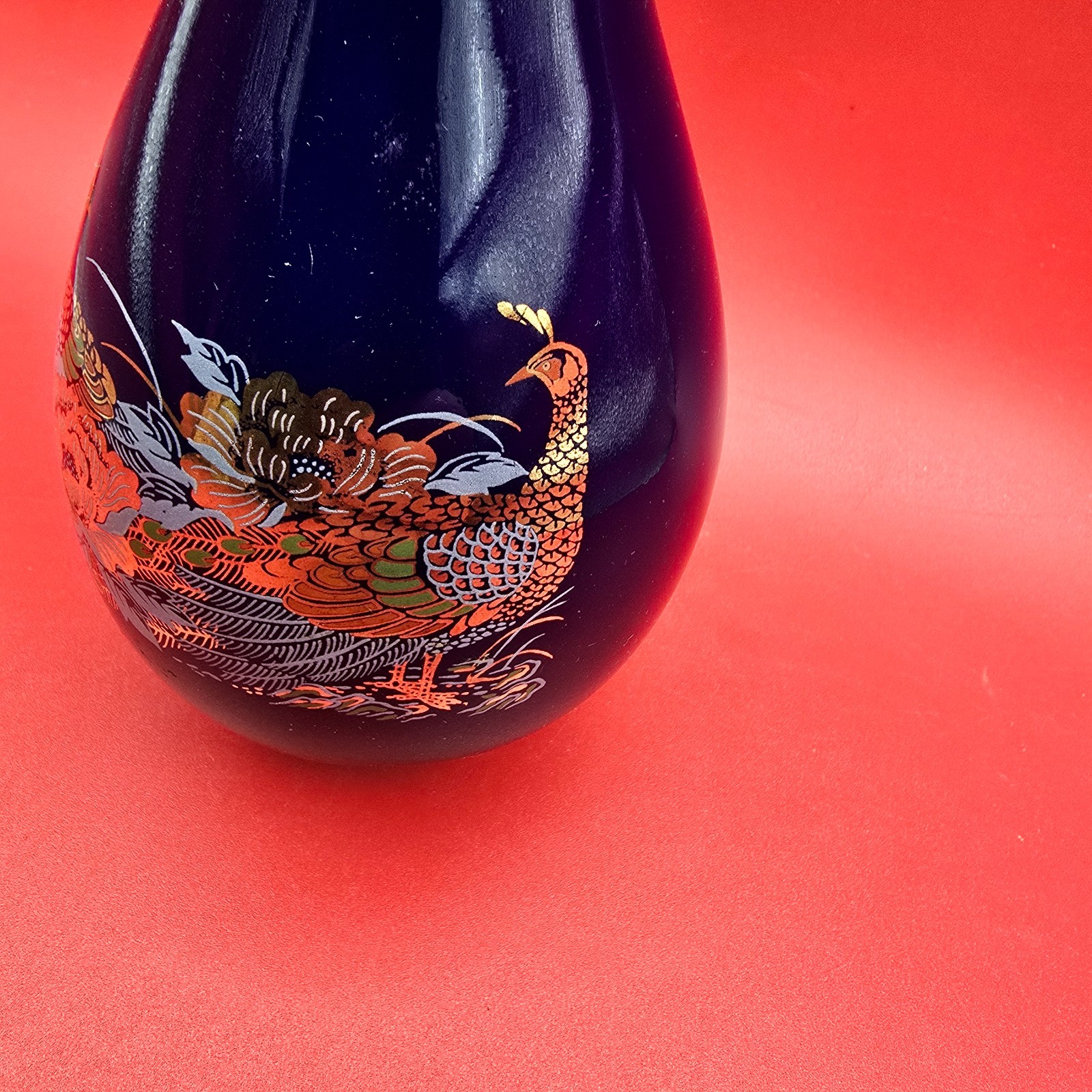 【細首を駆けのぼる錦の尾】コバルト金彩 花鳥文 細首花瓶 - 画像 (3)