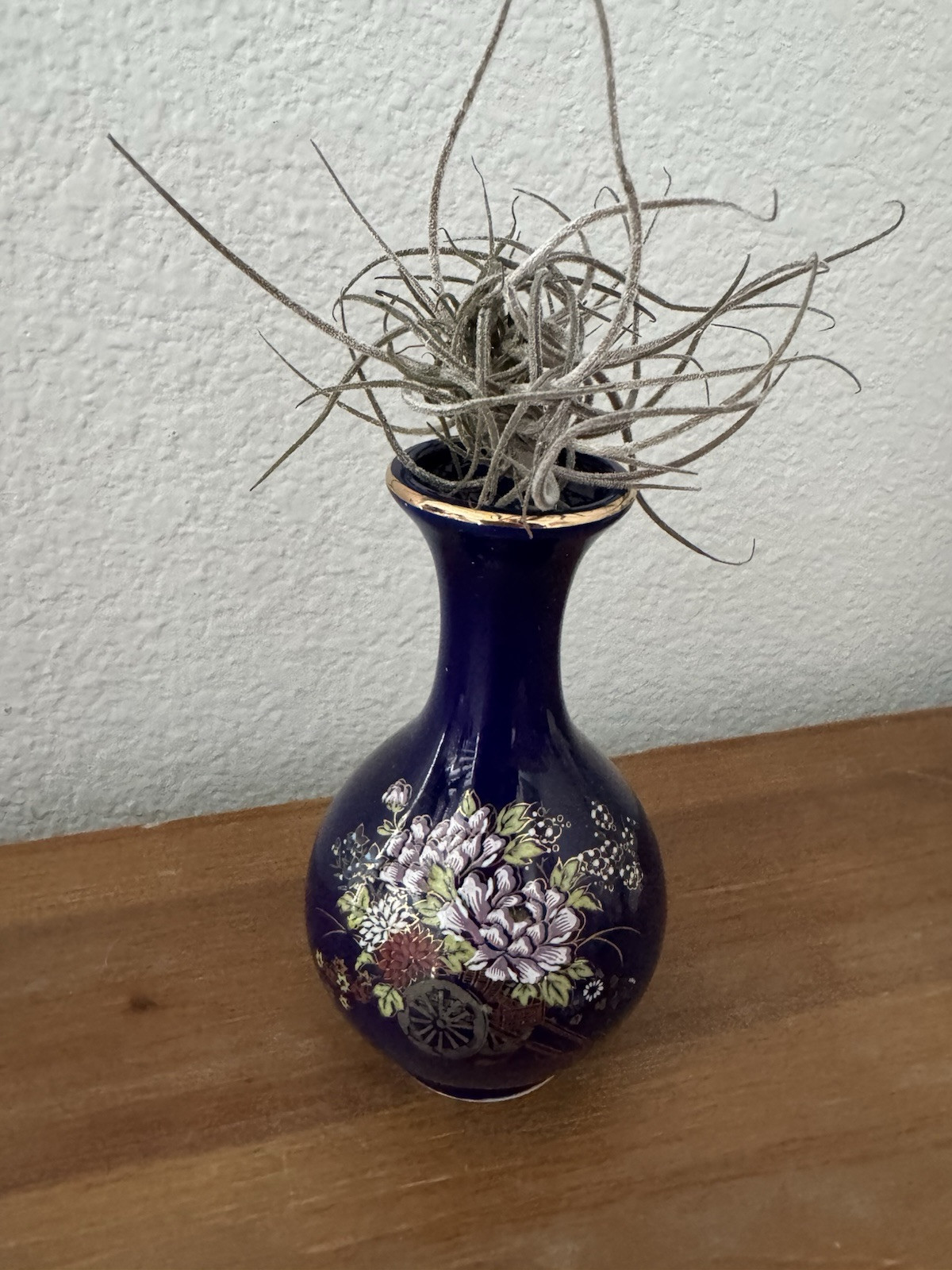 【野の花を積んで藍を渡る】コバルト金彩 花車文 一輪挿 - 画像 (3)