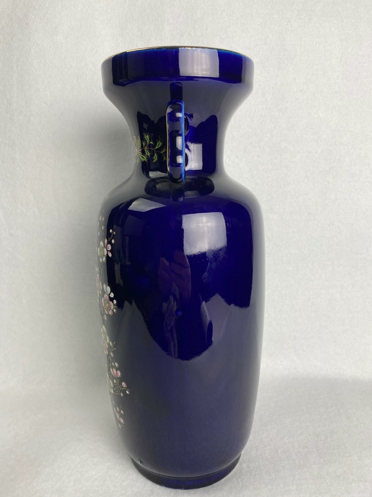 【夜の梅に小鳥がとまる】コバルト 盛上 梅花鳥文 両耳花瓶 色絵 - 画像 (2)