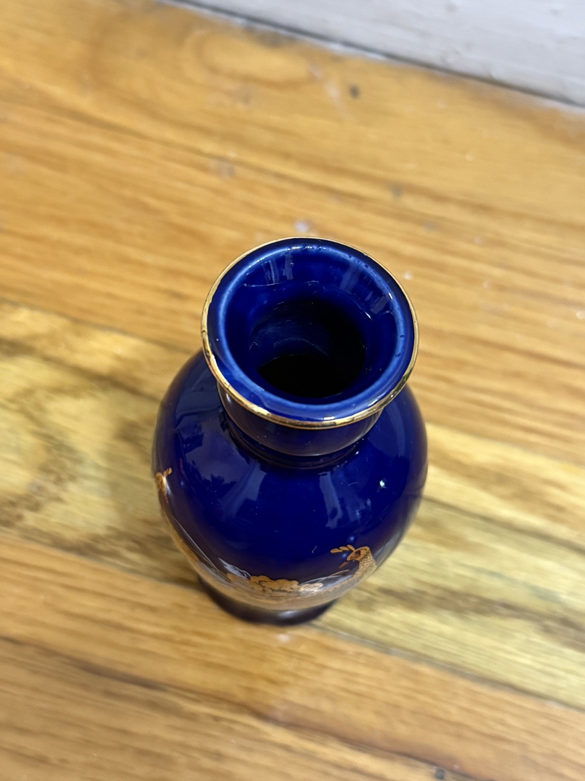 【金の尾羽が夜に伸びる】コバルト金彩 孔雀牡丹文 一輪挿 - 画像 (2)