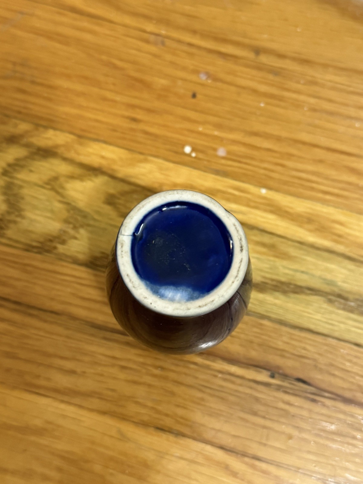 【金の尾羽が夜に伸びる】コバルト金彩 孔雀牡丹文 一輪挿 - 画像 (3)
