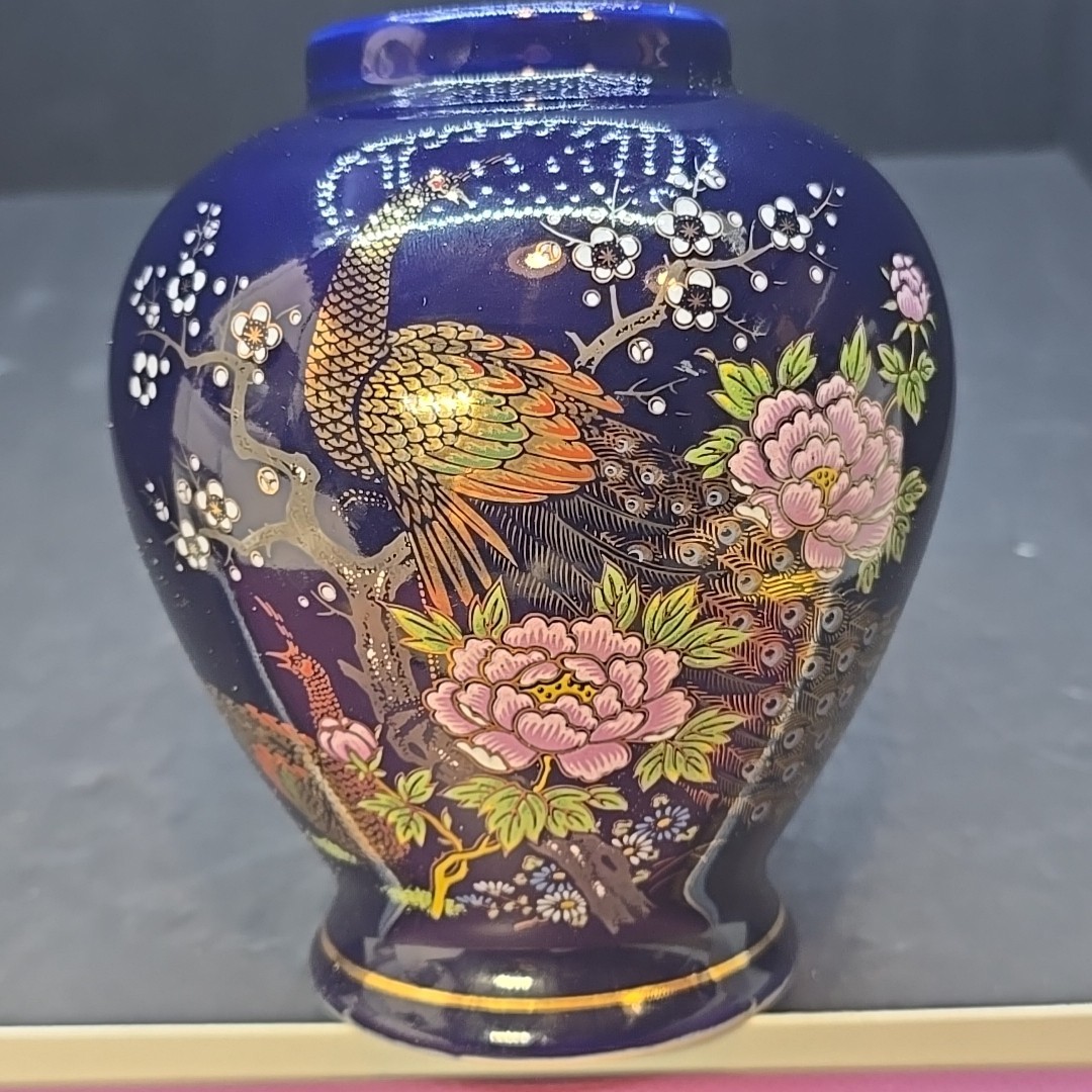 【白梅の粒が灯りを弾く】コバルト 盛上 孔雀梅牡丹文 壺形花瓶 金彩 - 画像 (2)